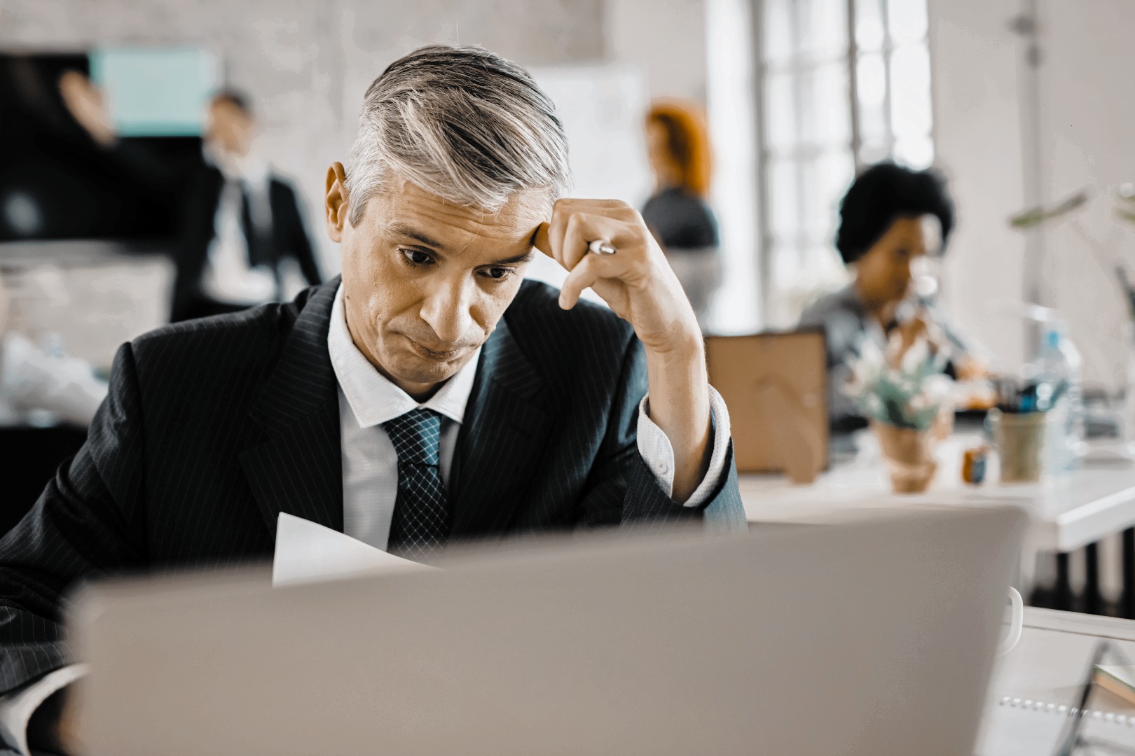 StaRUG Risiken vermeiden: Wie Unternehmer 2025 ihre Existenz schützen können