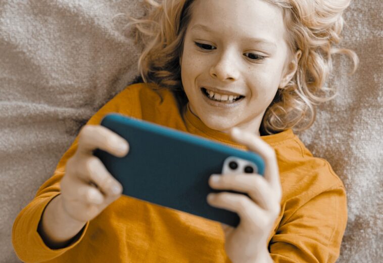 Social Media Schäden bei Jugendlichen: Psychische und körperliche Folgen laut Studien