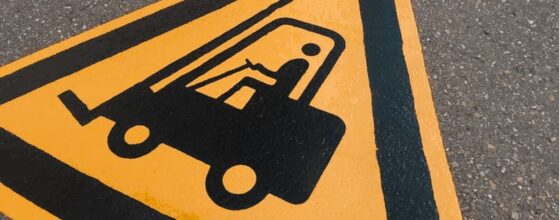 Hallenmarkierung nach ASR A1.3 - Wissen Sie, ob Ihre Bodenmarkierung den gesetzlichen Vorgaben entspricht?