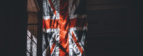 Union Jack Flagge vor Big Ben – Symbol für sichere Unternehmensstrukturen in Europa mit britischer Limited